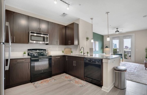 Courier City - Oscawana Apartment | Cozy Top-Floor Retreat | Pool, Gym & FREE Parking