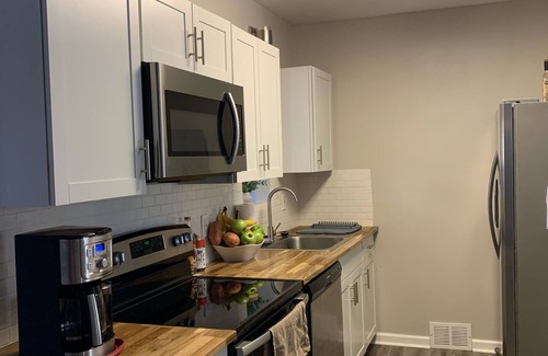 Sevierville House | Cozy Townhome In Downtown Sevierville! Near Dlywod! Avoid Traffic :)