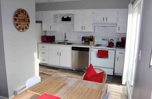 Yorkville House | Cozy Townhome w/King Beds Fast WIFI Hiking Kayak