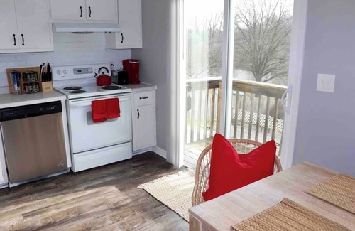 Yorkville House | Cozy Townhome w/King Beds Fast WIFI Hiking Kayak
