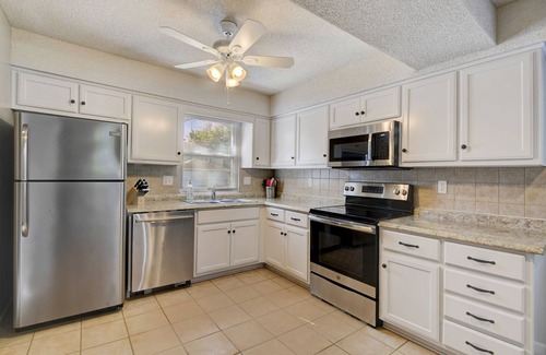 Mission House | ♥Cozy Townhome w/Lux Beds♥Full Kitchen♥ Deck+Grill♥Park access two doors down♥