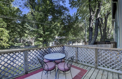 Mission House | ♥Cozy Townhome w/Lux Beds♥Full Kitchen♥ Deck+Grill♥Park access two doors down♥