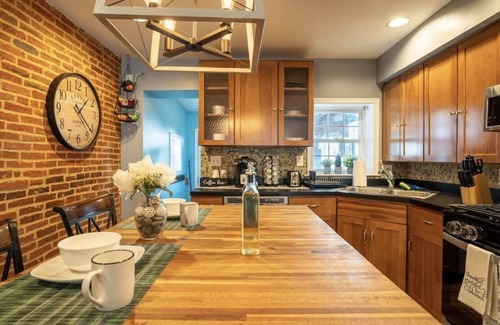 Downtown Baltimore House | Cozy Townhouse Downtown w/Game Room & Rooftop Deck