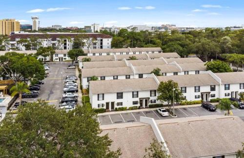 University Apartment | Cozy Townhouse - Gym Pool Golf Fast WiFi 2B2B