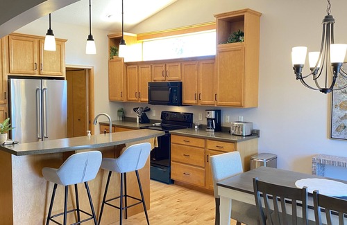 Rochester House | Cozy tranquility 6mi from Mayo 4bed/3bath