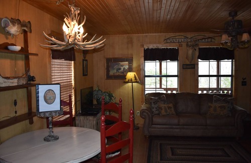 Walnut Shade Resort | Cozy Tree house Cabin -Mins. from Branson-bfst-hot tub-winery-brewery