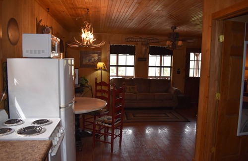 Walnut Shade Resort | Cozy Tree house Cabin -Mins. from Branson-bfst-hot tub-winery-brewery