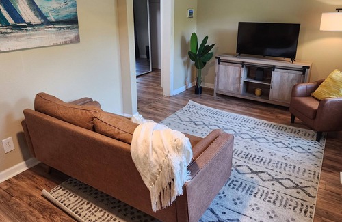 West Pensacola House | Cozy "Tree House" centrally located, 20 minutes to Perdido or Pensacola Beach!