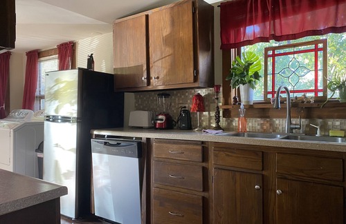 Greater Auburndale House | Cozy Treehouse Cottage - can sleep 8 with airbeds - sleeps 4 without air beds