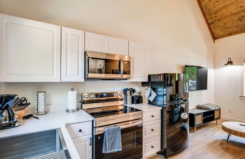 Mead Cottage | Cozy ‘Two Peaks’ Home Near Lake Texoma State Park!