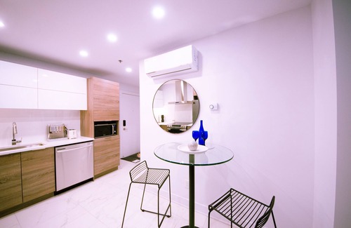 Cote-Des-Neiges—Notre-Dame-De-Grace Apartment | Cozy two queen modern rooms*Stunning Terrace*Gym*