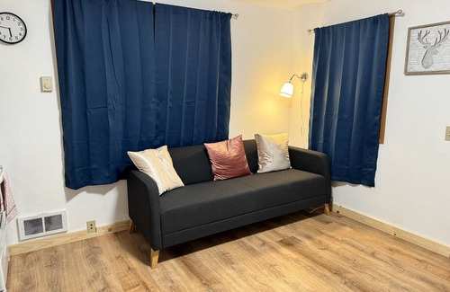 Pinedale Apartment | Cozy two twin beds home