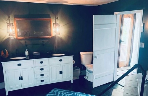 Boonesboro Cabin | Cozy Unique Cabin in the Heart of Arrow Rock, One block from Downtown & Lyceum