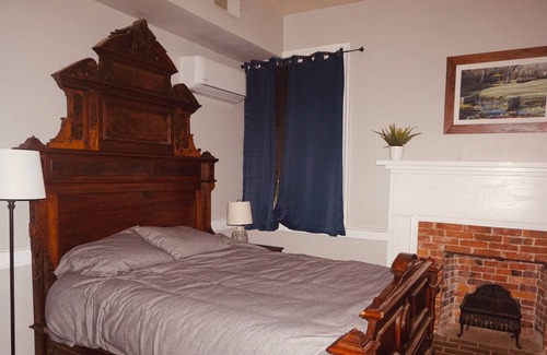 Boonesboro Cabin | Cozy Unique Cabin in the Heart of Arrow Rock, One block from Downtown & Lyceum