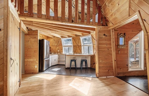 La Pine House | Cozy, Unique Geodesic Home in La Pine has Wood Stove, Private Deck, Hot Tub!