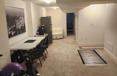 Brampton Apartment | Cozy Unit (2 Rooms), King & Double Bed Perfect for Couples, Singles & Families