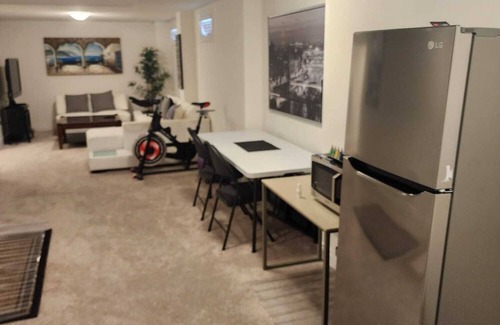 Brampton Apartment | Cozy Unit (2 Rooms), King & Double Bed Perfect for Couples, Singles & Families