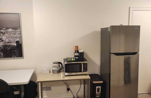 Brampton Apartment | Cozy Unit (2 Rooms), King & Double Bed Perfect for Couples, Singles & Families
