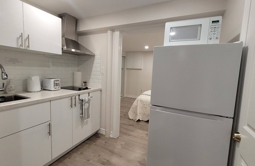 The Peanut Apartment | Cozy Unit with Private Kitchen & Bathroom near Seneca/Fairview Mall