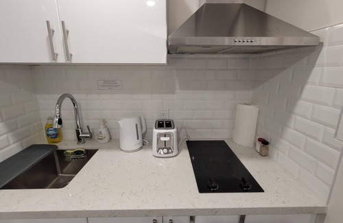 The Peanut Apartment | Cozy Unit with Private Kitchen & Bathroom near Seneca/Fairview Mall
