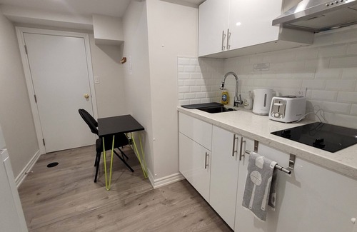 The Peanut Apartment | Cozy Unit with Private Kitchen & Bathroom near Seneca/Fairview Mall