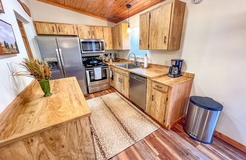 West Jefferson Cabin | Cozy Up in the Carolina Mtns–Your Perfect Winter Escape Awaits @ Mtn Memories