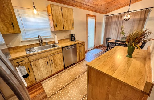 West Jefferson Cabin | Cozy Up in the Carolina Mtns–Your Perfect Winter Escape Awaits @ Mtn Memories