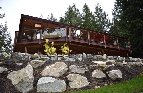 Gibsons House | Cozy Upscale Getaway - Fantastic Location