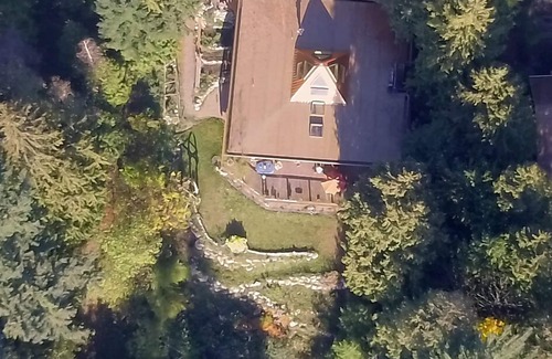 Gibsons House | Cozy Upscale Getaway - Fantastic Location