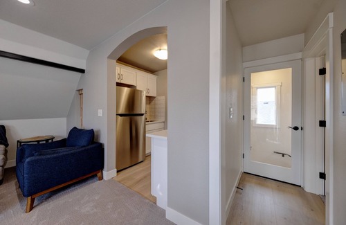 Sheridan Apartment | Cozy, upstairs, fully remodeled 1-bedroom apartment. With AC and WiFi