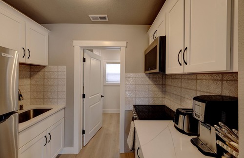Sheridan Apartment | Cozy, upstairs, fully remodeled 1-bedroom apartment. With AC and WiFi