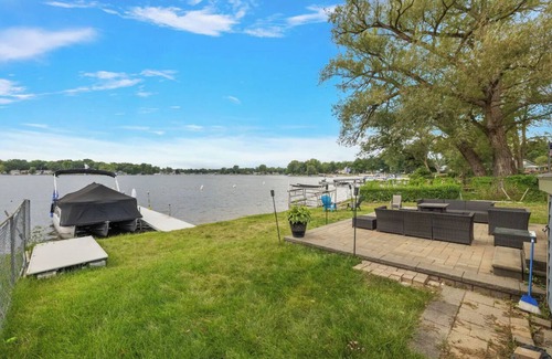 Drayton Plains House | Cozy, Lake Front Home & Near Ski Resort