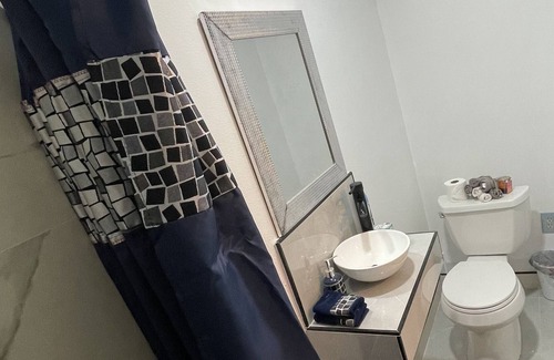 Regency Park Apartment | cozy Vacation rental 10 mins from beach
