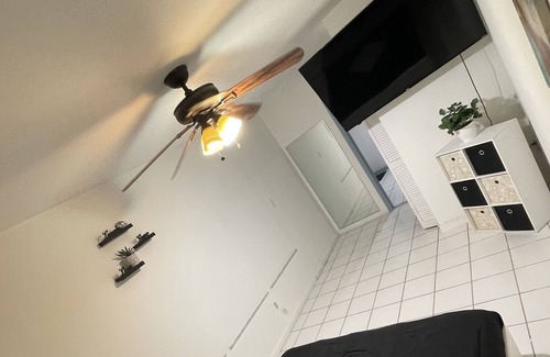 Regency Park Apartment | cozy Vacation rental 10 mins from beach