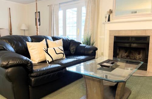 Norwich Apartment | Cozy Villa 3 mins to Mohegan- Fully Stocked with King Bed & Fireplace- Jacuzzi, Saltwater Pools, Sauna