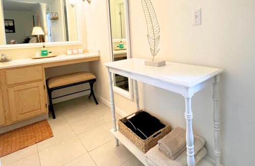 Norwich Apartment | Cozy Villa 3 mins to Mohegan- Fully Stocked with King Bed & Fireplace- Jacuzzi, Saltwater Pools, Sauna
