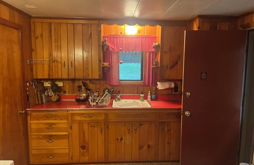Ely Cabin | Cozy vintage cabin on peaceful BWCA lake with WiFi