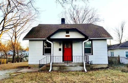 South Kansas City House | Cozy Waldo Hideaway - King sized bed with fenced in backyardn