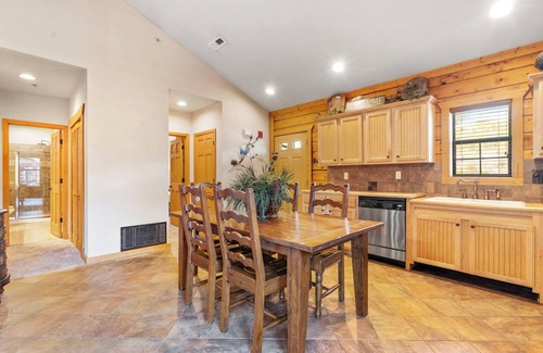 Branson Theater District Cabin | Cozy Walk-in Cabin with Gas Fireplace - 2 Minutes from Branson Shopping!