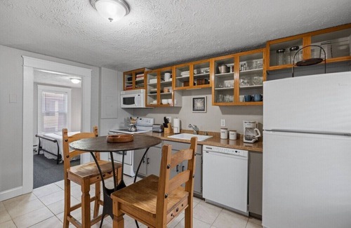 Manchester Apartment | Cozy & Warm 2nd Flr Mid Term Rental