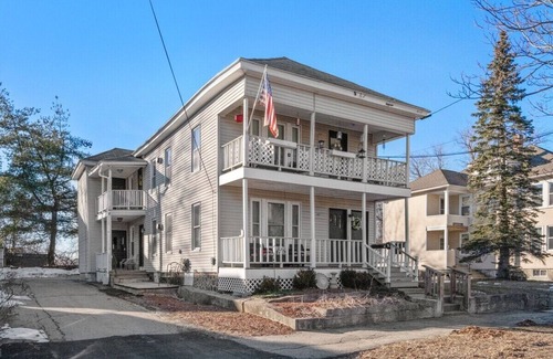 Manchester Apartment | Cozy & Warm 2nd Flr Mid Term Rental