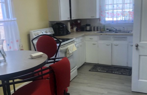 Detroit House | COZY WARM 82 Year old Colonel Home with private rooms