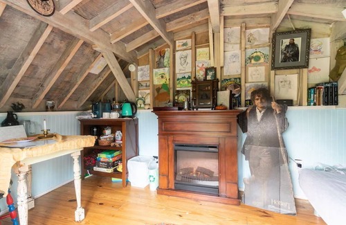 Rollingbay Cabin | Cozy-Warm-Adorable Hobbit House on Bainbridge Island