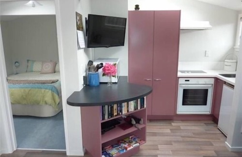 Christchurch House | Cozy, warm, sunny, modern, fully self-contained flat