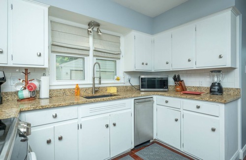 Des Moines House | Cozy Waterbury VRBO next to Willow on Grand Events Center and Val Air Ballroom