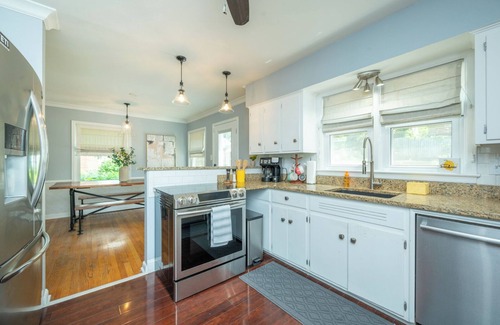 Des Moines House | Cozy Waterbury VRBO next to Willow on Grand Events Center and Val Air Ballroom