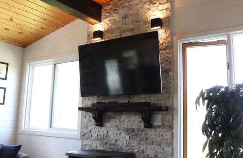 Lac du Bonnet Cottage | Cozy waterfront cabin with spectacular views and great open living space.