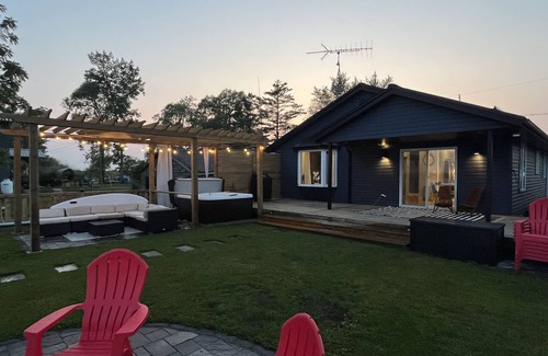 Brighton House | Cozy Waterfront Home near Prince Edward County With Gorgeous Lake Views