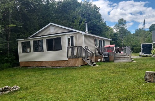 Val-des-Monts Cabin | Cozy waterfront cottage on Lac-Huote 1 hour from Ottawa