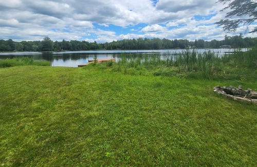 Val-des-Monts Cabin | Cozy waterfront cottage on Lac-Huote 1 hour from Ottawa